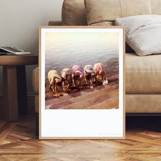 Décoration tirage Polaroid grand format Benares prière femmes saris