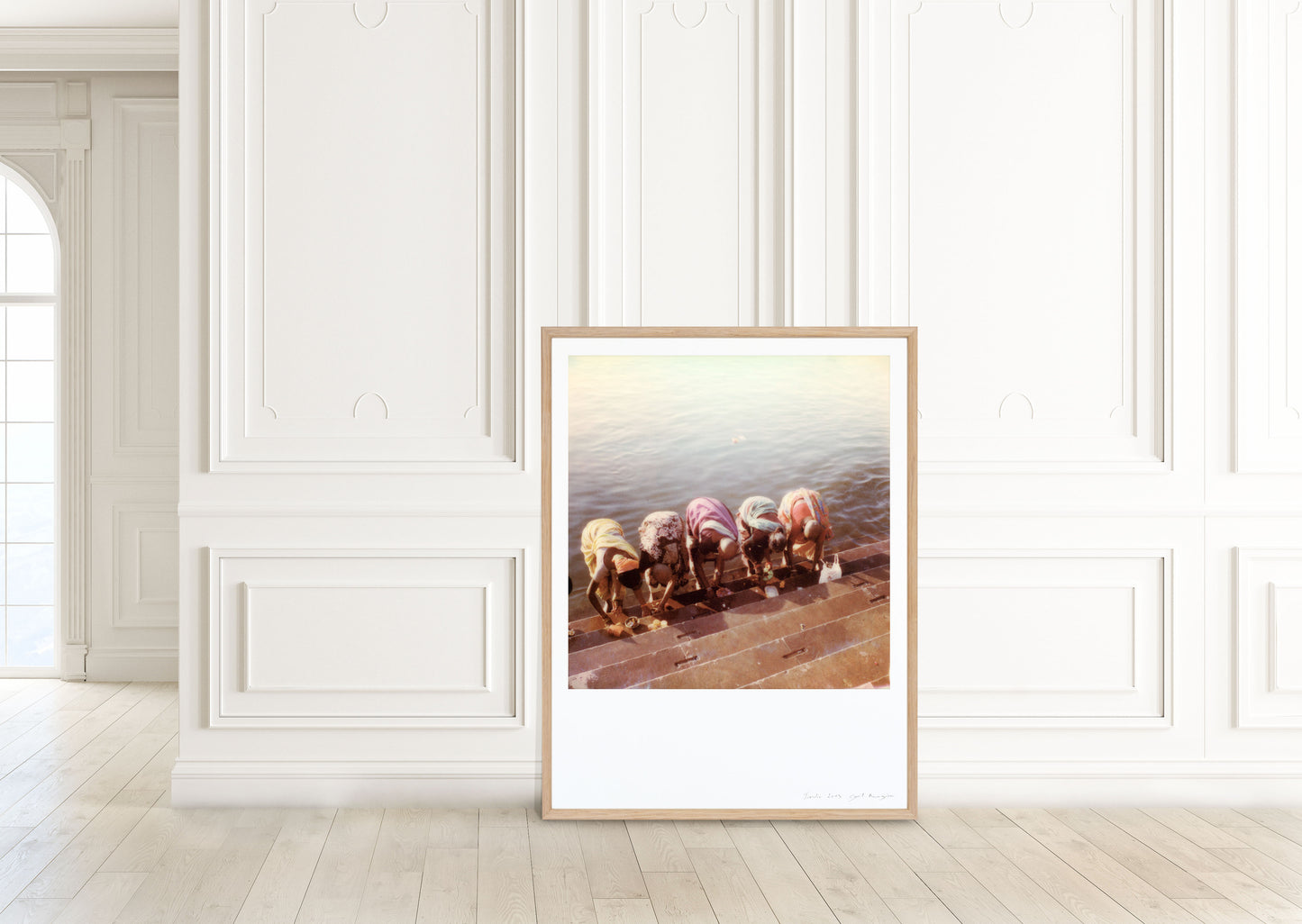 Décoration tirage Polaroid grand format Benares prière femmes saris