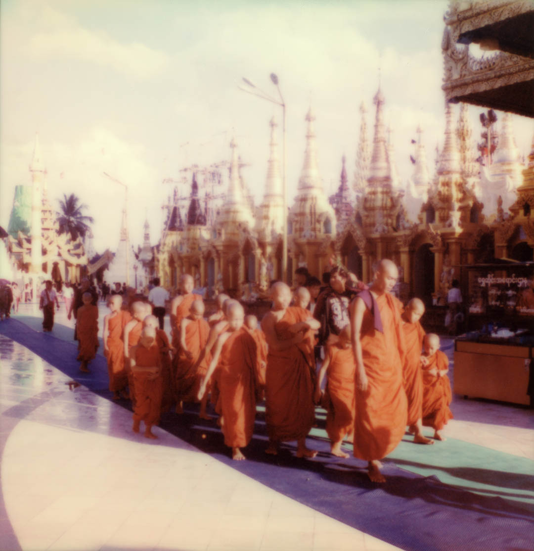 Polaroid Birmanie Yangon moines