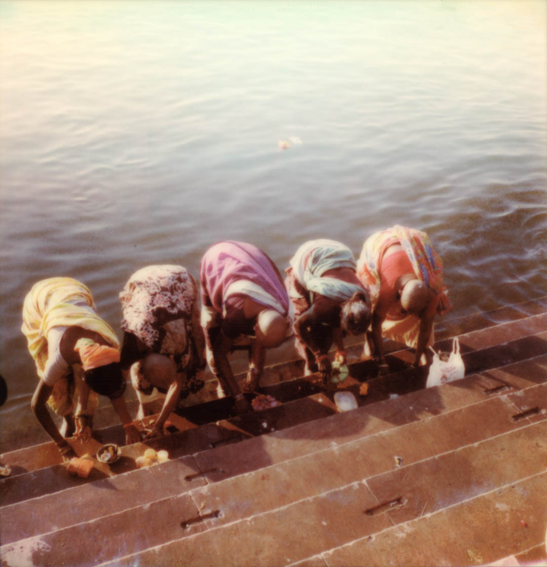 Polaroid Benares prière femmes saris